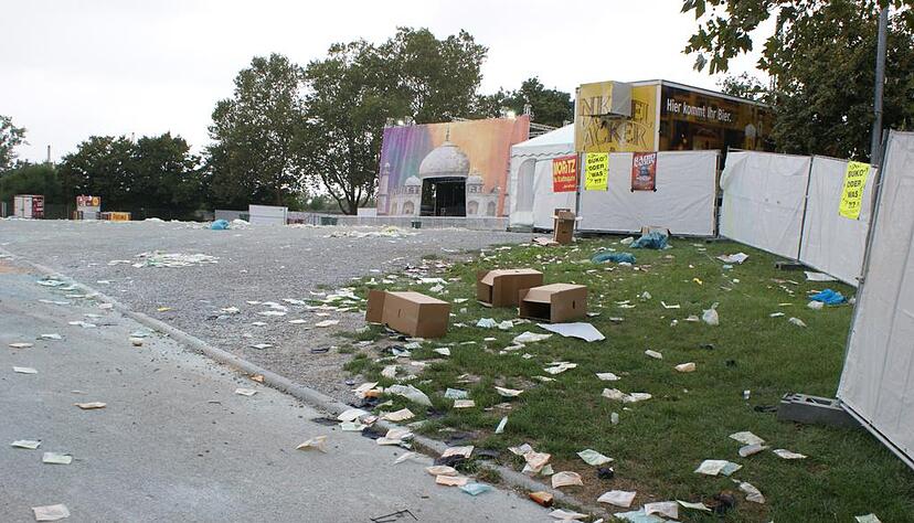 Die leeren Farbbeutel liegen am Sonntagmorgen verstreut auf der Theresienwiese. Foto: Carsten Friese