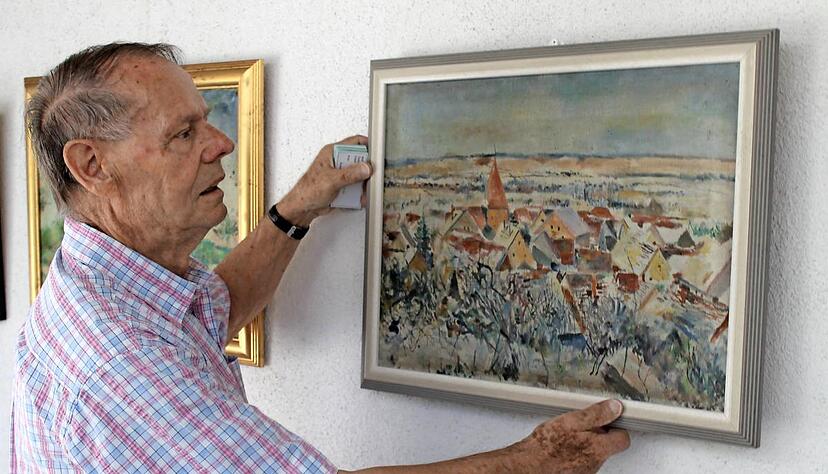 Hans-Peter Wöhr war in den vergangenen Tagen damit beschäftigt, die Werke seines Vaters im Güglinger Rathaus-Foyer aufzuhängen.Foto: Thomas Dorn Hans-Peter Wöhr war in den vergangenen Tagen damit beschäftigt, die Werke seines Vaters im Güglinger Rathaus-Foyer aufzuhängen.Foto: Thomas Dorn