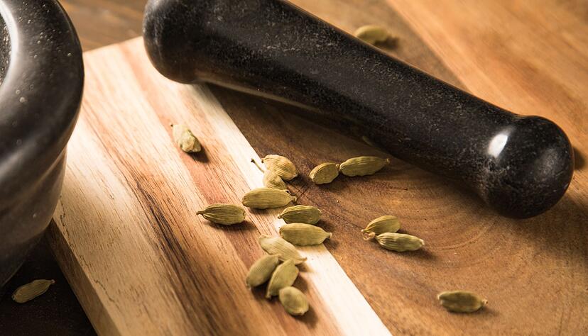 Schon eine kleine Dosis gemörserter Kardamom peppt ein Gericht auf, etwa ein Curry oder eine pochierte Aprikose. Schon eine kleine Dosis gemörserter Kardamom peppt ein Gericht auf, etwa ein Curry oder eine pochierte Aprikose.