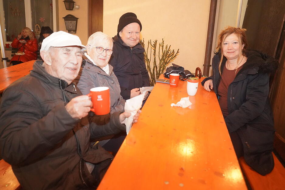 Besucher genießen Glühwein und regionale Spezialitäten auf dem Forchtenberger Weihnachtsmarkt.