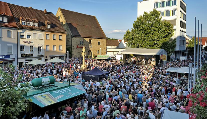 Belebte Innenstadt: In den Sommerwochen zieht die Konzertreihe Donnerstags in die City Tausende Menschen an. Für die Neckarsulmer Stadtverwaltung ist es auch Wirtschaftsförderung.
Foto: Archiv/Mugler Belebte Innenstadt: In den Sommerwochen zieht die Konzertreihe Donnerstags in die City Tausende Menschen an. Für die Neckarsulmer Stadtverwaltung ist es auch Wirtschaftsförderung.
Foto: Archiv/Mugler