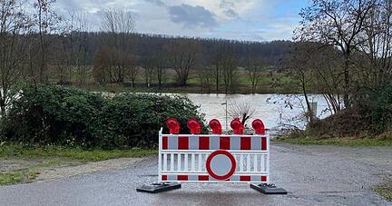 In Gundelsheim sind Wege wegen des erhöhten Pegelstandes des Neckars gesperrt.