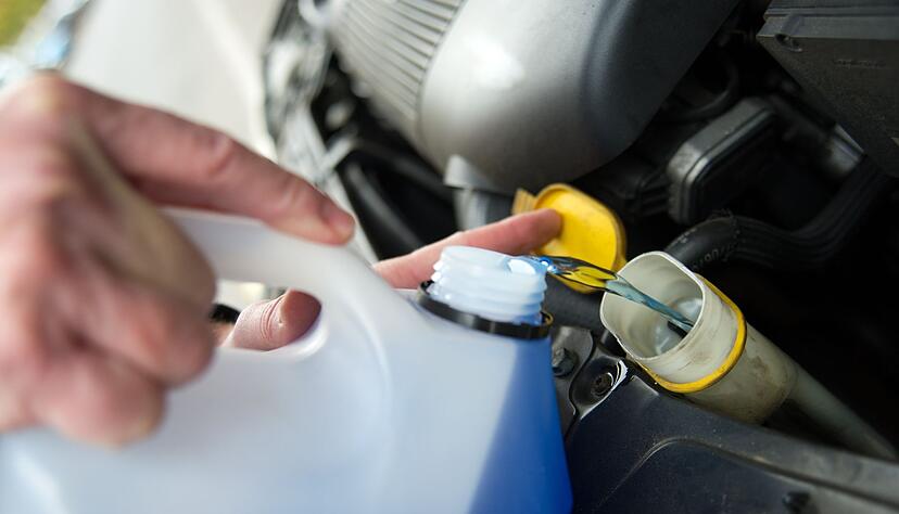 Sorgt für saubere Sicht: Ein geeignetes Frostschutzmittel in der Scheibenwaschanlage. Sorgt für saubere Sicht: Ein geeignetes Frostschutzmittel in der Scheibenwaschanlage.