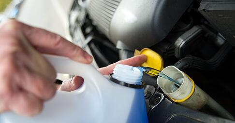 Sorgt für saubere Sicht: Ein geeignetes Frostschutzmittel in der Scheibenwaschanlage.