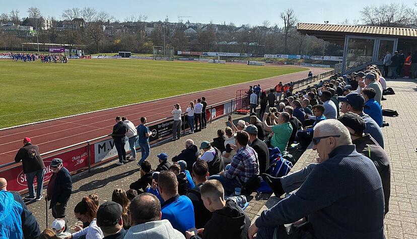 Gut gef&uuml;llte R&auml;nge im Freiberger Wasenstadion. 850 Zuschauer waren beim 2:0 des Regionalligaspitzenreiters SGV Freiberg gegen Astoria Walldorf dabei.