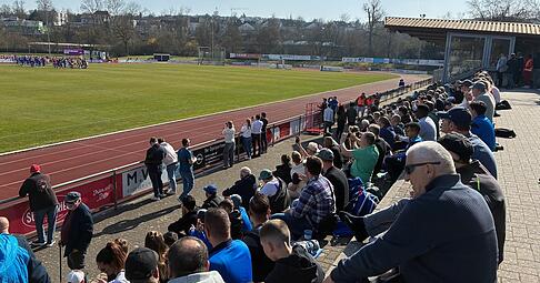 Gut gef&uuml;llte R&auml;nge im Freiberger Wasenstadion. 850 Zuschauer waren beim 2:0 des Regionalligaspitzenreiters SGV Freiberg gegen Astoria Walldorf dabei.