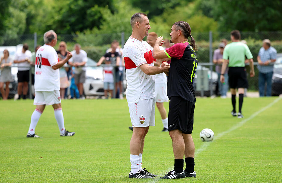 "Es macht Spaß, gegen ehemalige Profis zu spielen, weil sie immer noch hervorragende Fußballer sind." "Es macht Spaß, gegen ehemalige Profis zu spielen, weil sie immer noch hervorragende Fußballer sind."