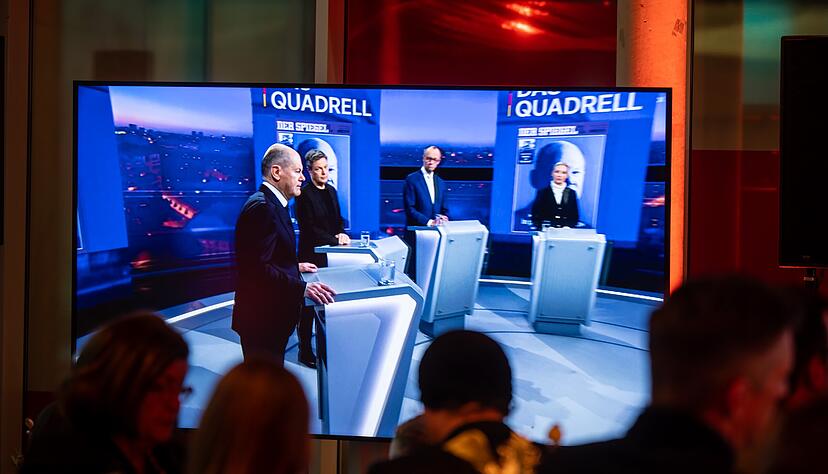 Beobachter verfolgen das "Quadrell" , die TV Runde im Bundestagswahlkampf mit Bundeskanzler Scholz (SPD), Unionsfraktionschef Merz (CDU), AfD Kanzlerkandidatin Weidel und Grünen-Kanzlerkandidat Habeck bei den Fernsehsendern RTL und NTV. Beobachter verfolgen das "Quadrell" , die TV Runde im Bundestagswahlkampf mit Bundeskanzler Scholz (SPD), Unionsfraktionschef Merz (CDU), AfD Kanzlerkandidatin Weidel und Grünen-Kanzlerkandidat Habeck bei den Fernsehsendern RTL und NTV.