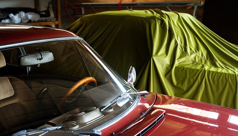 Pflege und Schutz: Gründliche Reinigung, geeignete Pflegemittel und atmungsaktive Abdeckhüllen bewahren den Oldtimer im Winter.