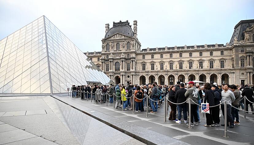 Der Louvre wurde nach dem Einbruch für Besucher geschlossen. Der Louvre wurde nach dem Einbruch für Besucher geschlossen.