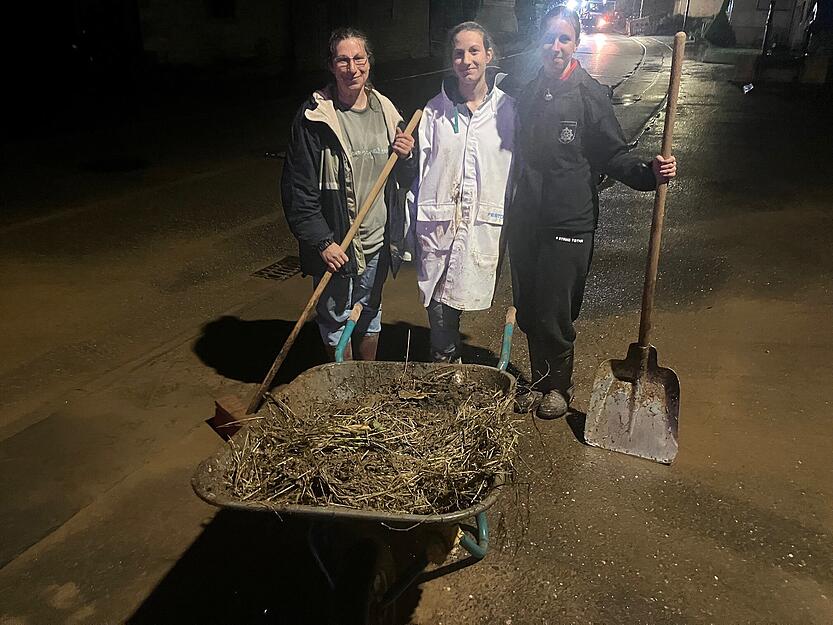 Kämpfen in Kreßbach gegen den Schlamm (von links): Mutter Anita, Töchter Luisa und Johanna.