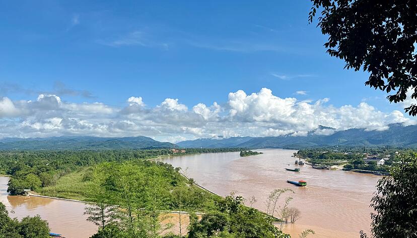 Am Goldenen Dreieck zwischen Thailand, Myanmar und Laos fließen der Mekong und der Ruak River zusammen. Am Goldenen Dreieck zwischen Thailand, Myanmar und Laos fließen der Mekong und der Ruak River zusammen.