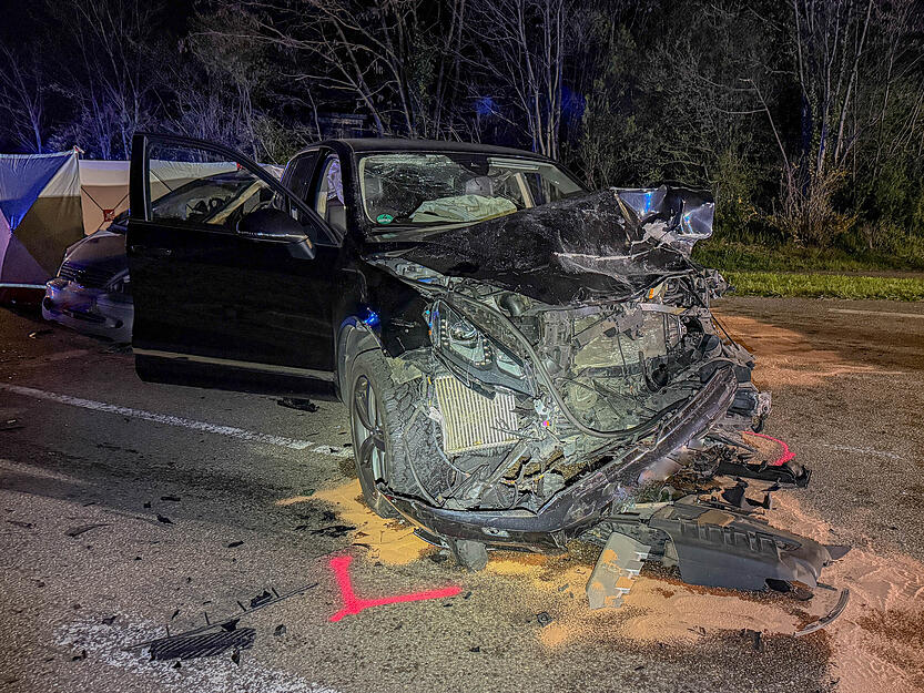 Die Mercedes-Fahrerin ist bei dem Unfall ums Leben gekommen.