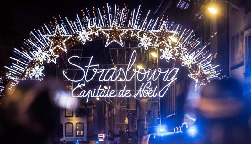 Einsatzkr&auml;fte der Polizei sichern einen Eingang zur Altstadt und damit zum Weihnachtsmarkt.