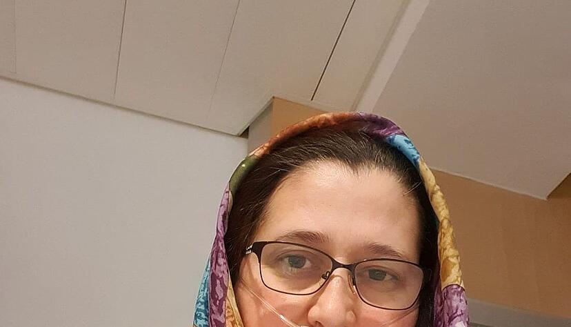 "Mir fehlt noch immer die Kraft", sagt Hava Dilmaeva aus Bad Rappenau. Die 47-jährige Altenpflegerin war von Ärzten der Lungenklinik Löwenstein nach ihrer Corona-Infektion im März ins künstliche Koma versetzt worden. Dilmaeva berichtet, sie habe nicht unter Vorerkrankungen gelitten - und dennoch habe das Virus in ihrem Fall zu einem solch schweren Krankheitsverlauf geführt. Angehörige der Altenpflegerin hatten wochenlang vor der Intensivstation in der Löwensteiner Klinik um das Leben von Hava Dilmaeva gebangt. Inzwischen war sie mehrere Wochen lang in Reha und konnte kurzzeitig auch wieder arbeiten, im Pflegeheim Alpenland - dem Seniorenheim in Bad Rappenau, wo zwischenzeitlich besonders viele Menschen am Coronavirus erkrankt waren. Doch jetzt ist Dilmaeva erneut krankgeschrieben, aufgrund von Knieproblemen. Die Pflegerin befürchtet einen Zusammenhang mit ihrer damaligen Corona-Infektion. Ärzte hätten ihr das bislang nicht bestätigen können. Ihre Lunge habe sich zum Glück vollständig erholt, sagt sie. Doch die dauerhafte Müdigkeit mache ihr zu schaffen. "Leider hat Corona meine Gesundheit auf Dauer geschädigt", sagt Dilmaeva.