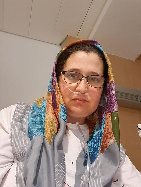 "Mir fehlt noch immer die Kraft", sagt Hava Dilmaeva aus Bad Rappenau. Die 47-jährige Altenpflegerin war von Ärzten der Lungenklinik Löwenstein nach ihrer Corona-Infektion im März ins künstliche Koma versetzt worden. Dilmaeva berichtet, sie habe nicht unter Vorerkrankungen gelitten - und dennoch habe das Virus in ihrem Fall zu einem solch schweren Krankheitsverlauf geführt. Angehörige der Altenpflegerin hatten wochenlang vor der Intensivstation in der Löwensteiner Klinik um das Leben von Hava Dilmaeva gebangt. Inzwischen war sie mehrere Wochen lang in Reha und konnte kurzzeitig auch wieder arbeiten, im Pflegeheim Alpenland - dem Seniorenheim in Bad Rappenau, wo zwischenzeitlich besonders viele Menschen am Coronavirus erkrankt waren. Doch jetzt ist Dilmaeva erneut krankgeschrieben, aufgrund von Knieproblemen. Die Pflegerin befürchtet einen Zusammenhang mit ihrer damaligen Corona-Infektion. Ärzte hätten ihr das bislang nicht bestätigen können. Ihre Lunge habe sich zum Glück vollständig erholt, sagt sie. Doch die dauerhafte Müdigkeit mache ihr zu schaffen. "Leider hat Corona meine Gesundheit auf Dauer geschädigt", sagt Dilmaeva.