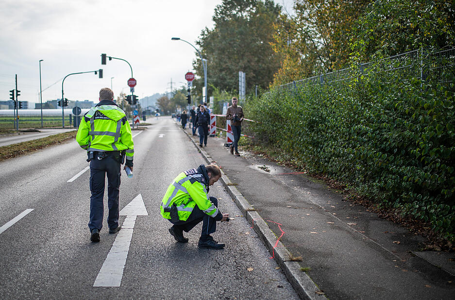 Polizisten an der Unfallstelle in Esslingen.