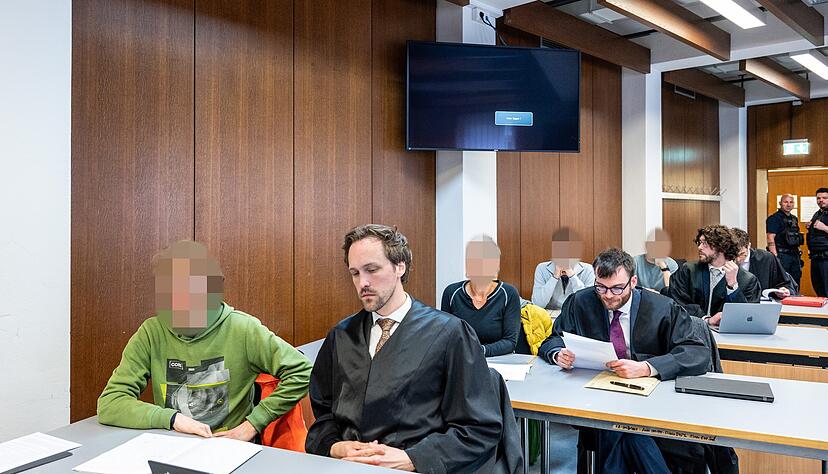 Vier Aktivisten der Gruppierung "Letzte Generation" mussten sich am Montag wegen einer Straßenblockade vor dem Amtsgericht verantworten.