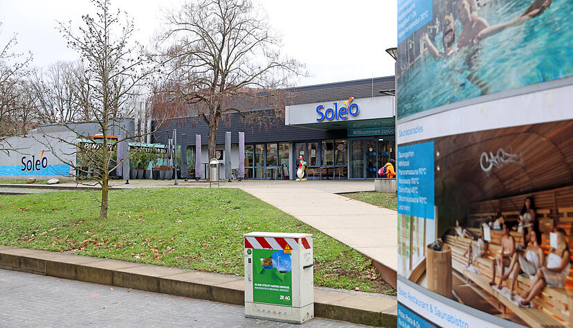 Das Foto zeigt den Eingangsbereich des Soleo-Hallenbads am Bollwerksturm in Heilbronn. Für das Hallenbad gibt es bis 2030 einen Neubau.