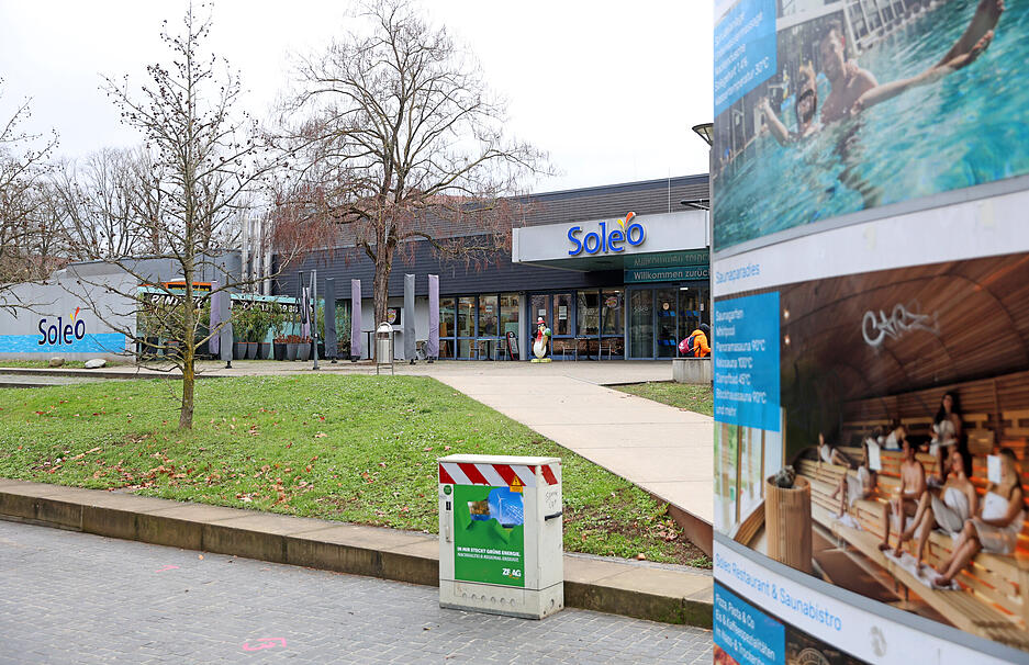 Das Foto zeigt den Eingangsbereich des Soleo-Hallenbads am Bollwerksturm in Heilbronn. Für das Hallenbad gibt es bis 2030 einen Neubau.