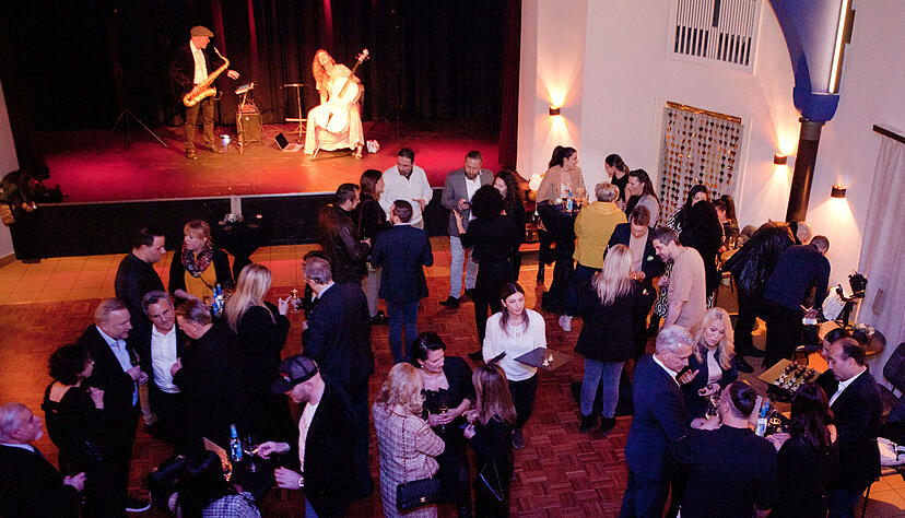 Mit Saxofonist Ralph Zöbeli, Liz Schneider am Cello, Flying Food, alten Wegbegleitern und neuen Gesichtern feiert das Alte Theater ein Comeback. Mit Saxofonist Ralph Zöbeli, Liz Schneider am Cello, Flying Food, alten Wegbegleitern und neuen Gesichtern feiert das Alte Theater ein Comeback.