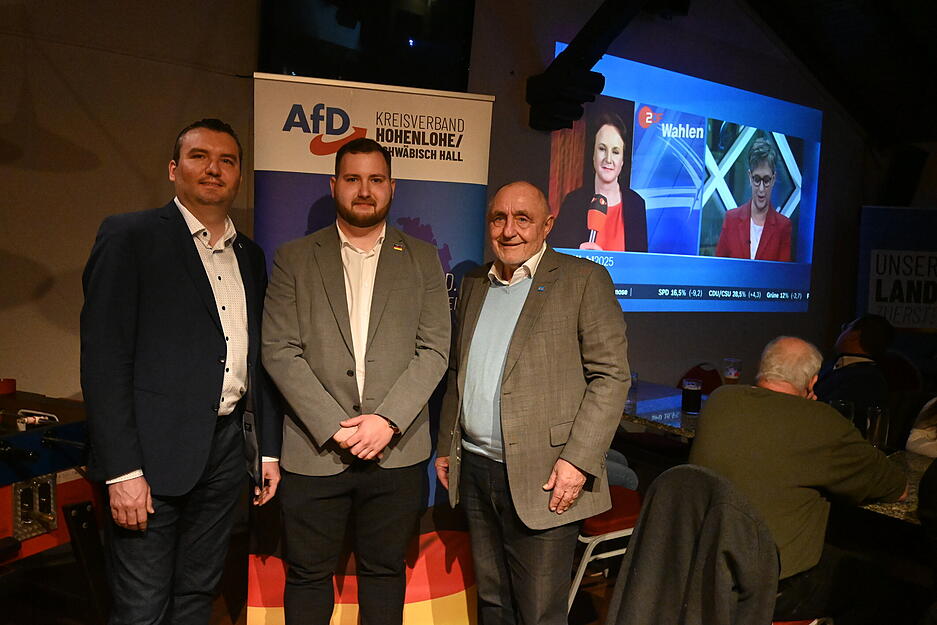 Um die 40 Menschen sind kurz nach 18 Uhr in der Sportsbar Spacs in Michelbach an der Bilz dabei, wo sich die AfD Hohenlohe-Schwäbisch Hall zur Wahlparty trifft. Ein „sehr gutes Ergebnis“, findet Bundestags-Kandidat Benjamin Götz (Mitte).