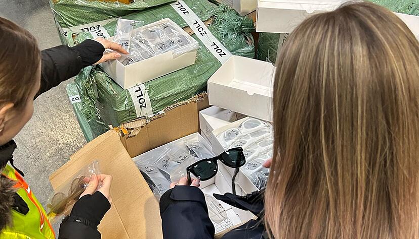 Zwei Paletten bepackt mit angeblichen Marken-Sonnenbrillen wurden am Stuttgarter Flughafen entdeckt. (Foto-Handout).