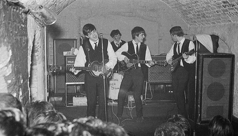 Die Beatles bei einem Auftritt im Cavern Club in Liverpool im August 1962. Die Beatles bei einem Auftritt im Cavern Club in Liverpool im August 1962.