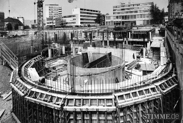 1974: Symphonie in Stahl und Beton. Die Ausfahrtspindel der Tiefgarage Wollhausplatz an der Südwestecke der Heilbronner Großbaustelle wird betoniert. Im Hintergrund das Verlagshaus Heilbronner Stimme, Hans-Rießer-Haus und Kreissparkasse (v li).