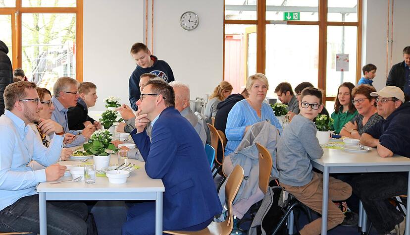Lichtdurchflutet und freundlich ist die Mensa im Erweiterungsanbau. Die G&auml;ste lassen sich am Samstag das Essen schmecken und nutzen die Zeit f&uuml;r Gespr&auml;che.
