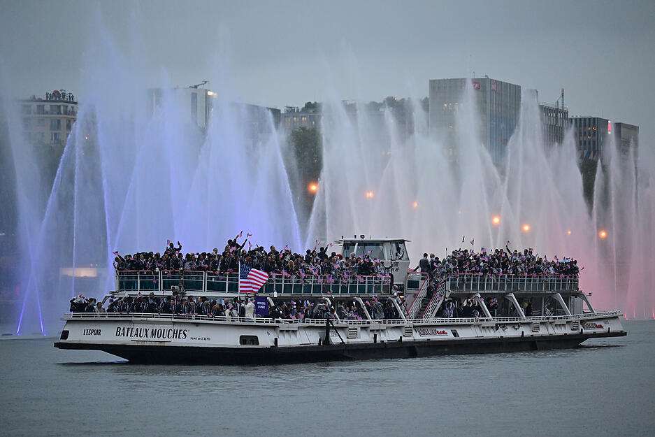 Team USA präsentiert sich bei der Eröffnungsfeier auf der Seine.