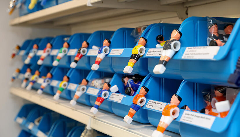 Spieler in allen Variationen k&ouml;nnen Kunden bei Martin Gauger nachbestellen. Auch andere Ersatzteile, wie Lager oder B&auml;lle hat er vorr&auml;tig.