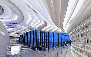 Blick in die Binhai-Bibliothek, die 2017 in der chinesischen Hafenstadt Tianjin eröffnet wurde. Blick in die Binhai-Bibliothek, die 2017 in der chinesischen Hafenstadt Tianjin eröffnet wurde.