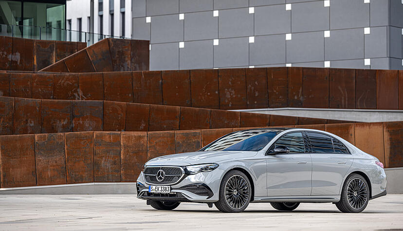Die Limousine der neuen Mercedes E-Klasse streckt sich auf 4,95 Meter Länge. Je nach Variante gibt es einen großen Stern im Kühlergrill oder eine kleine Variante ganz klassisch auf der Motorhaube. Die Limousine der neuen Mercedes E-Klasse streckt sich auf 4,95 Meter Länge. Je nach Variante gibt es einen großen Stern im Kühlergrill oder eine kleine Variante ganz klassisch auf der Motorhaube.