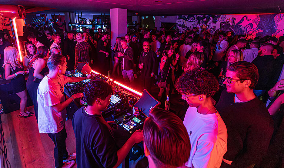 Die Tenno Sushi Lounge wurde an Halloween zu einem Dancefloor. Gäste kamen mit und ohne Kostüm zu der Party.