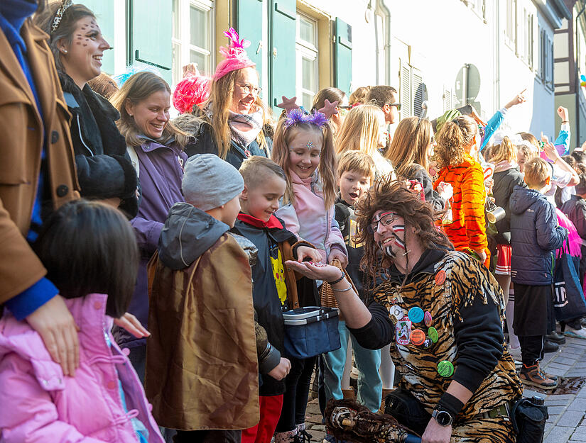 Zirka 20. 000 Karnevalisten jubelten den &uuml;ber 100 Gruppen beim Faschingsumzug in Bad Wimpfen zu.