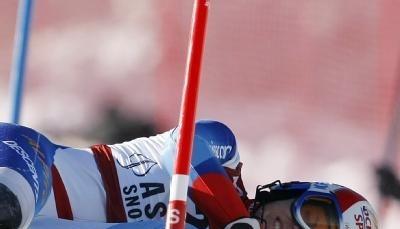 Sandra Gini liegt nach ihrem Sturz beim Slalom in Aspen auf der Piste.