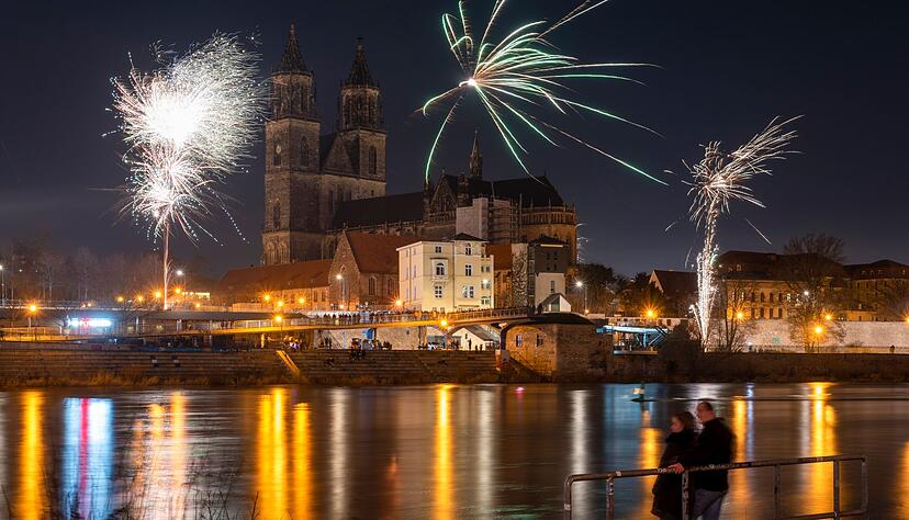 Silvesterraketen explodieren.