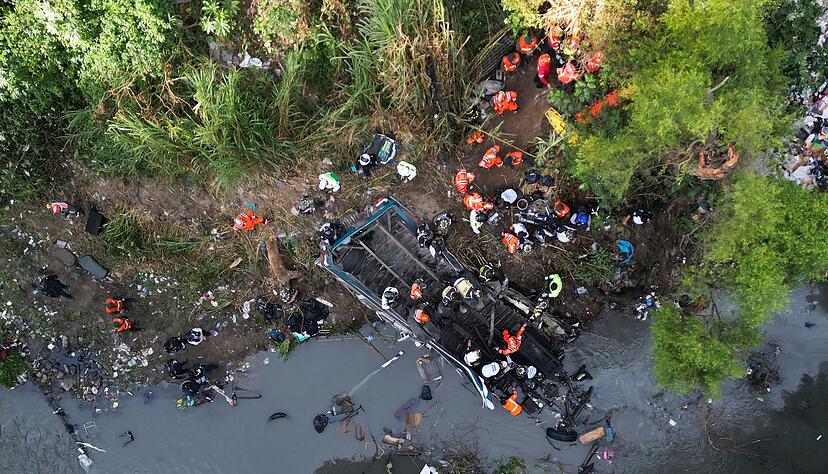 Der Bus st&uuml;rzte von einer Br&uuml;cke etwa 20 Meter in die Tiefe.