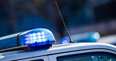 Ein Rentner ist in der Heilbronner Allee von Trickbetrügern bestohlen worden. Die Polizei hat eine Täterbeschreibung veröffentlicht. Ein Rentner ist in der Heilbronner Allee von Trickbetrügern bestohlen worden. Die Polizei hat eine Täterbeschreibung veröffentlicht.