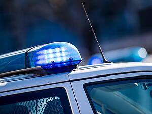 Fünf Familienmitglieder wurden an verschiedenen Orten, unter anderem in Reutlingen, getötet. Die Polizei verdächtigt den Bruder des Familienvaters – sie entdeckte eine Schusswaffe neben den Leichen.