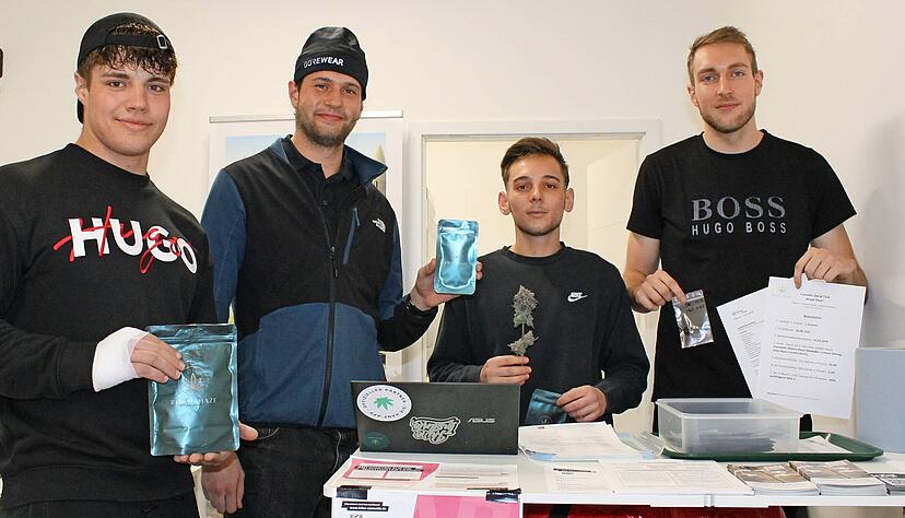 Leon Huber (von links) und Finn Ehret nehmen bei Edmund Steinbeck und Max Christian Klenk vom Royal-Haze-Club in Bad Wimpfen das erste Cannabis entgegen.
Foto: hag