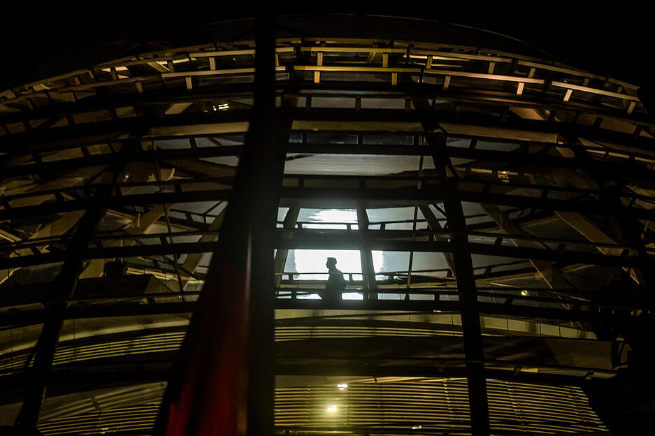 Der Vollmond leuchtet durch die Kuppel des Reichstagsgebäudes. Der Vollmond leuchtet durch die Kuppel des Reichstagsgebäudes.
