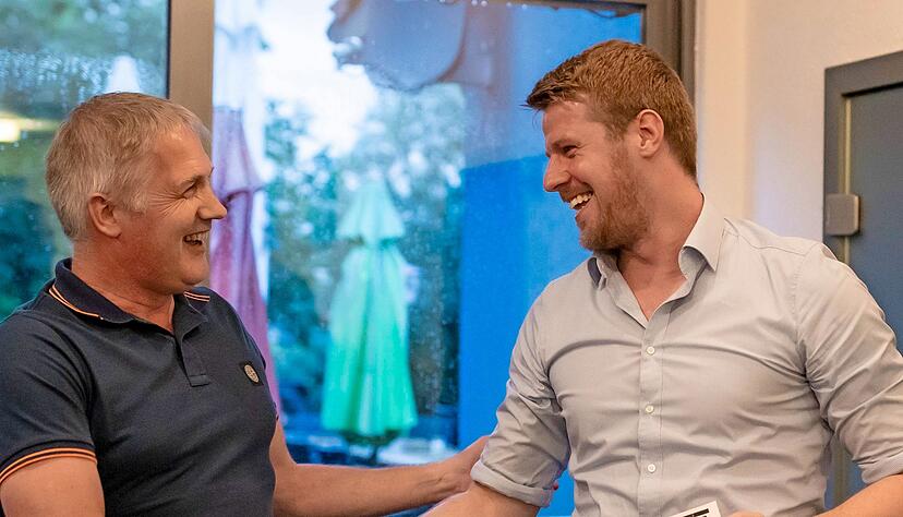 Im Neckarsulmer Kanuheim wurde Clemens Rapp (rechts) von Schwimm-Funktion&auml;r Peter Fischer in den sportlichen Ruhestand verabschiedet.
Foto: Jo Kleindl