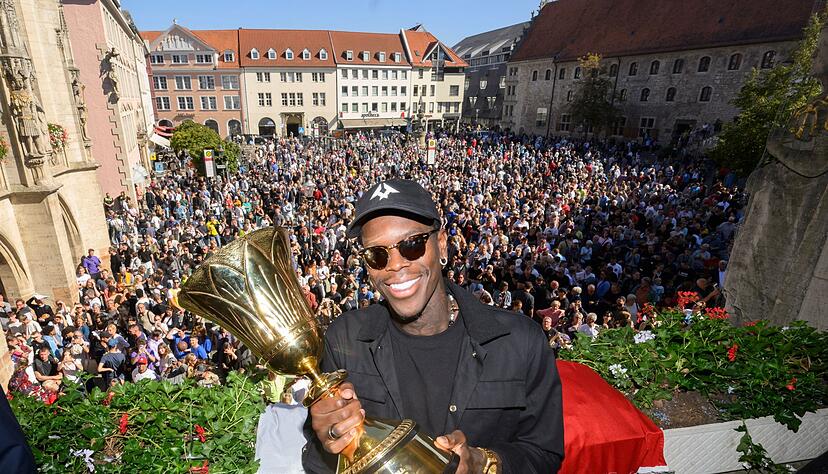 Hat sich ins Goldene Buch der Stadt Braunschweig eingetragen:&nbsp;DBB-Kapit&auml;n Dennis Schr&ouml;der.