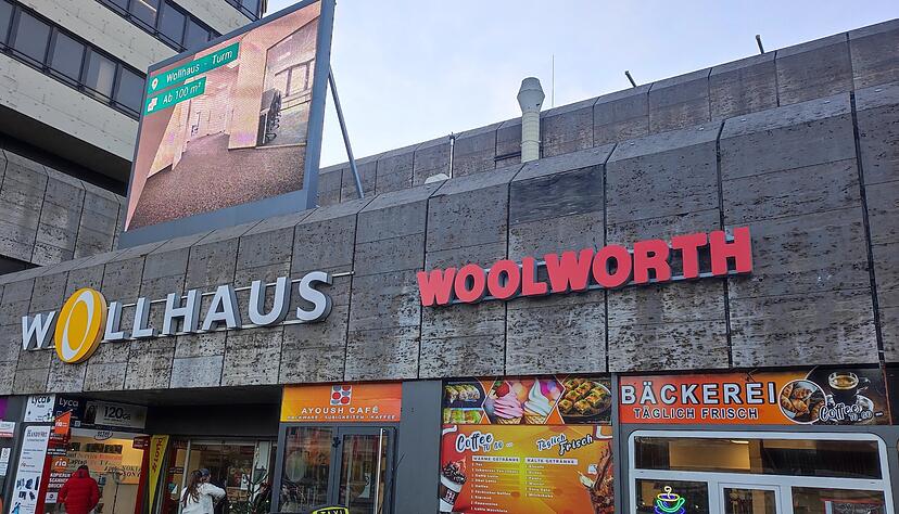 Das Schild h&auml;ngt bereits an der Fassade: Woolworth er&ouml;ffnet im Dezember eine Filiale im Heilbronner Wollhauszentrum.
