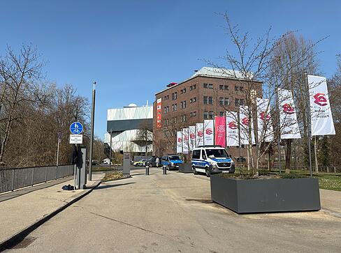 F&uuml;r Radfahrer und Fu&szlig;g&auml;nger ist hier bis Donnerstagnachmittag kein Durchkommen.