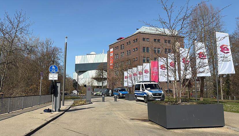 F&uuml;r Radfahrer und Fu&szlig;g&auml;nger ist hier bis Donnerstagnachmittag kein Durchkommen.