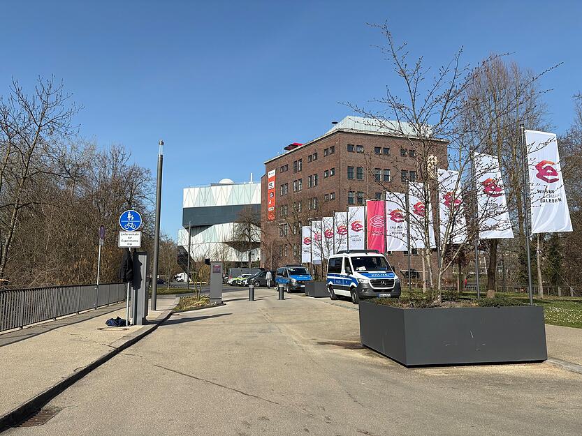 F&uuml;r Radfahrer und Fu&szlig;g&auml;nger ist hier bis Donnerstagnachmittag kein Durchkommen.