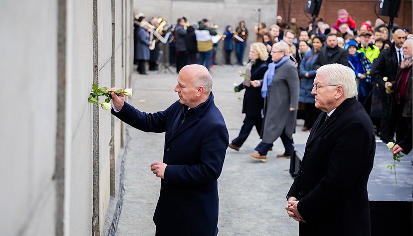 Rosen im Gedenken an die Maueropfer